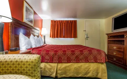 Rodeway Inn & Suites Brunswick near Hwy 1