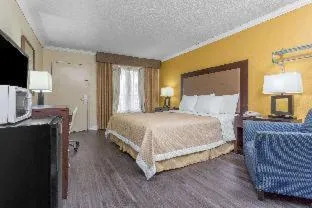 Days Inn by Wyndham Pensacola - Historic Downtown