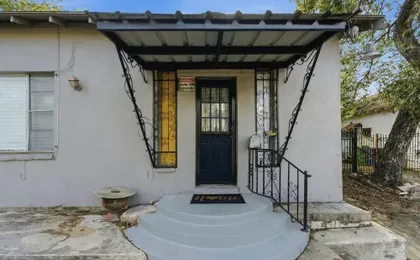 Spacious 2BR Duplex Near Downtown San Antonio