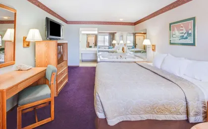 Super 8 by Wyndham Mackinaw City/Beachfront Area