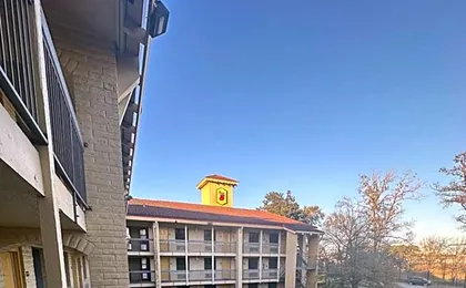 Super 8 by Wyndham The Woodlands North