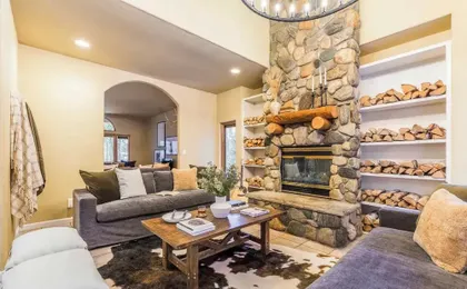 River Rock by Avantstay 8 Bedroom Ski Estate w/ Hot Tub & Movie Theatre 10 Min Walk to Mtn