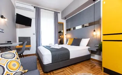 Downtown Luxury Boutique Suites : the yellow suite