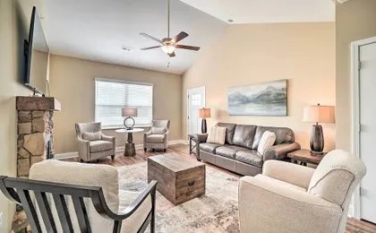Chic Townsend Condo w/ Saltwater Pool!