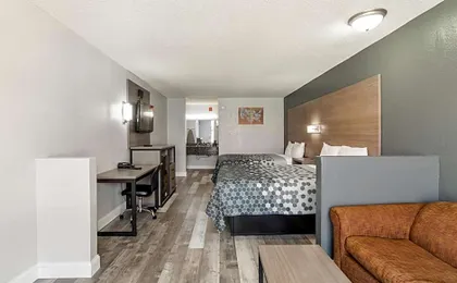 Econo Lodge Inn & Suites Near Bricktown