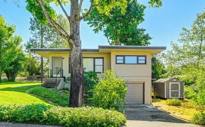 Grants Pass Getaway w/ Expansive Deck!
