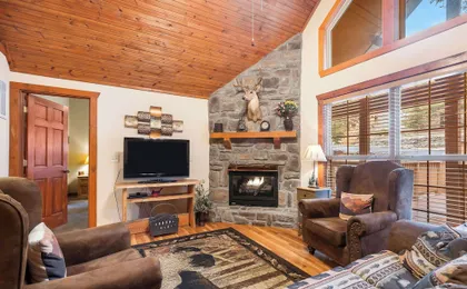 Creekside - 2 BDR Resort Cabin in Epic Location!