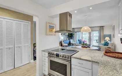 5B Mariners Walk by Avantstay Shared Pool Minutes to Waterfront Dining + Shops