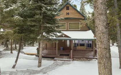 Roger Dodger by KABINO Hot Tub 2 Cabins Big Driveway FirePit WiFi Grill Summer 11 Winter 6 People Max