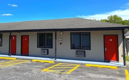 Whistling Pines Motel