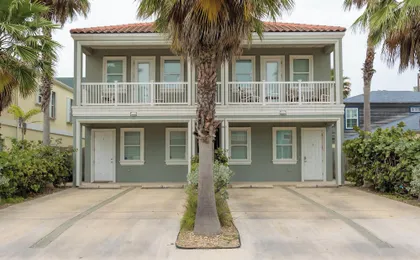 Sleeps 6 in a 4plex w Pool, Only a Block to Beach