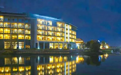 Lijiang ancient city Zangyuan snow mountain view hotel (big water wheel shop)