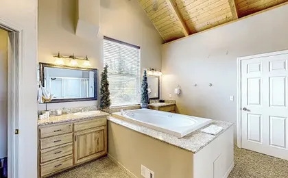 3BR w/ Views, Ping-pong, Deck, & Fireplaces