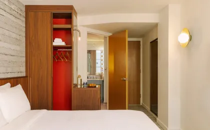 Henri on 24 Hotel Chelsea, Sonder