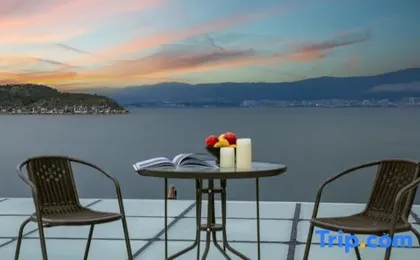 Erhai No.1 | Seaview Azure Skywalk Vacation Boutique Stay (Dali Haidong Town Ideal City)