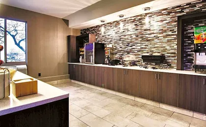 La Quinta Inn & Suites by Wyndham Cleveland Airport West