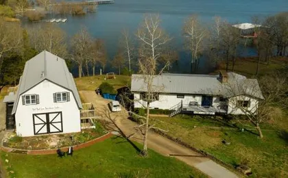 Lake Front King Suite: Full Kitchen-Lakefront Deck- Shared Hot Tub