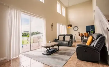 Cheerful 5 bed - 4 Bath Spacious Home