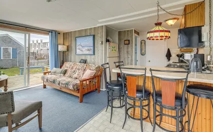 Walk to Beach & Pool! East End P-town Condo