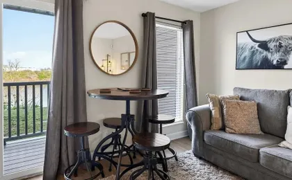 Riverfront Rhythm by Avantstay Shared Pool + Balcony + River Views Walk to Broadway + Germantown