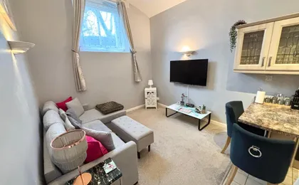 Cosy County House Apartment with Free Private Parking Sleeps Up To Four Guests