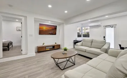 2BR 1BA off Las Olas Steps to Beach