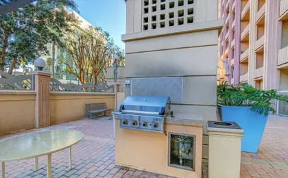 Luxe Long Beach Condo w/ Pool: 1 Mi to Shoreline!