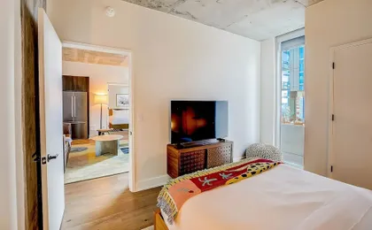 2BR Condo near Rainey St | Heated Pool | Gym | Bar