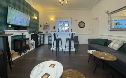 The North Crest Hotel - Guest House