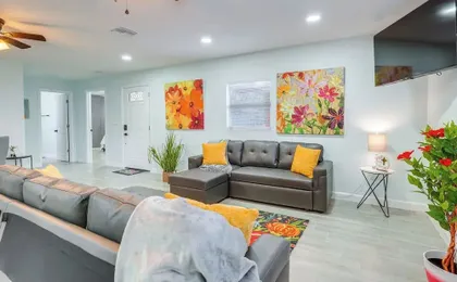 Vibrant Tampa Home: Perfect for Long Stays!