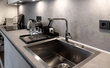 Grey And White 2bd Apartment 132m2 Free Parking