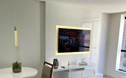 Suíte luxo com tela de cinema no América Towers Studio Residence