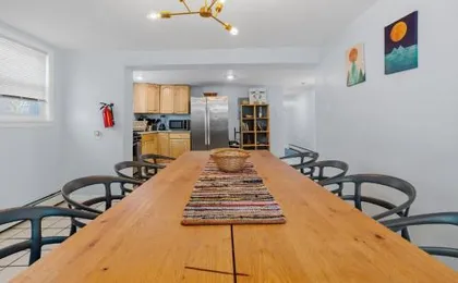 9 Bedroom, 14 Beds House Great for Big Groups Near Boardwalk, Tropicana