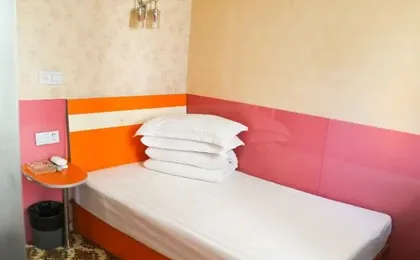 Xingzhong Hotel (Shanghai Xingzhong Road Subway Station)