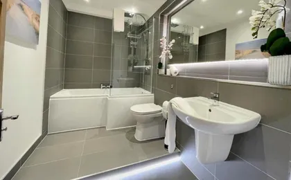 Elite 3 Bed New Town Apt with Private Walled Garden