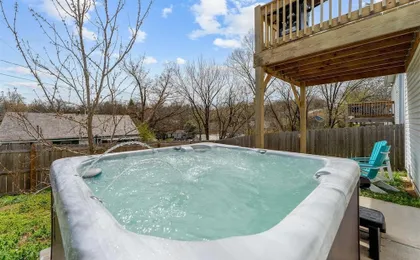 Trolly Inn Hot Tub, Walkable