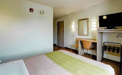 Super 8 by Wyndham Aurora East