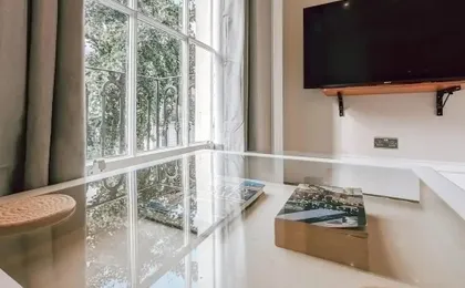 The Modern and Bright Warwick Way Apartment