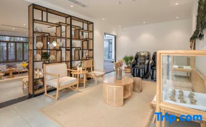 Floral Lux Hotel · living in another courtyard (Lijiang ancient city light luxury store)