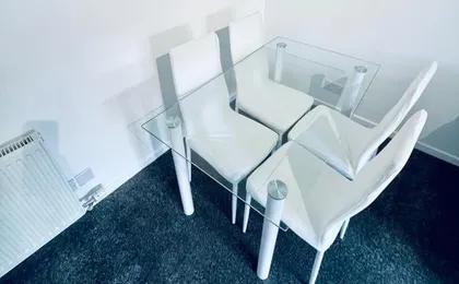 Modern 2 Bedroom Apartment with Free Parking