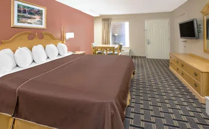 Days Inn & Suites by Wyndham Pine Bluff