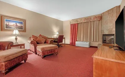 Norfolk Lodge & Suites, an Ascend Collection Hotel