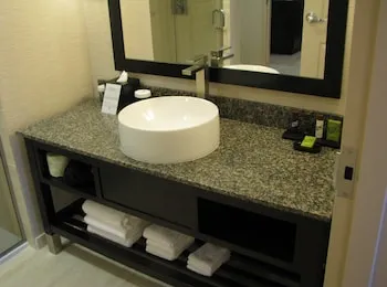 Embassy Suites by Hilton Newark Airport