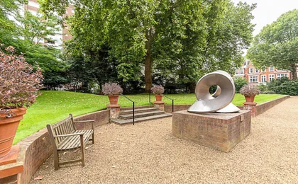Elegant Two-bedroom Flat in Evelyn Gardens