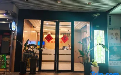 Longchen Holiday Hotel (Shanghai Weining Road Metro Station)