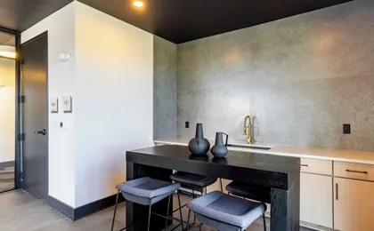 Downtown Nashville 2BR Condo Balcony & Parking Near Broadway