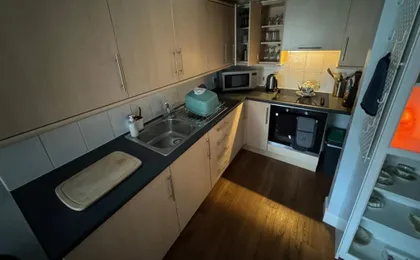 Edinburgh TWO BEDROOM apartment with free side street parking 24 hours