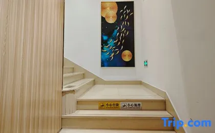 Longchen Holiday Hotel (Shanghai Weining Road Metro Station)
