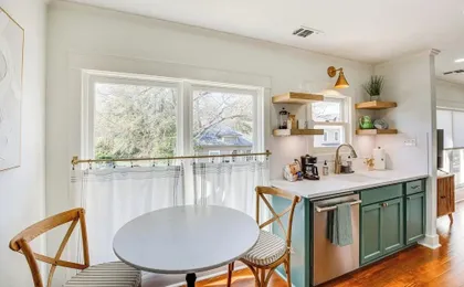 2 Mi to Tyler Rose Garden: Vibrant Apartment!