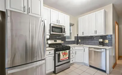 2 Bed Apt w/ Office, Free Parking, Near Wrigley